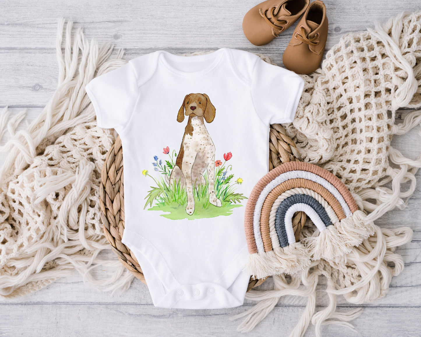 Cute baby bodysuit with German shorthaired pointer artwork on it.